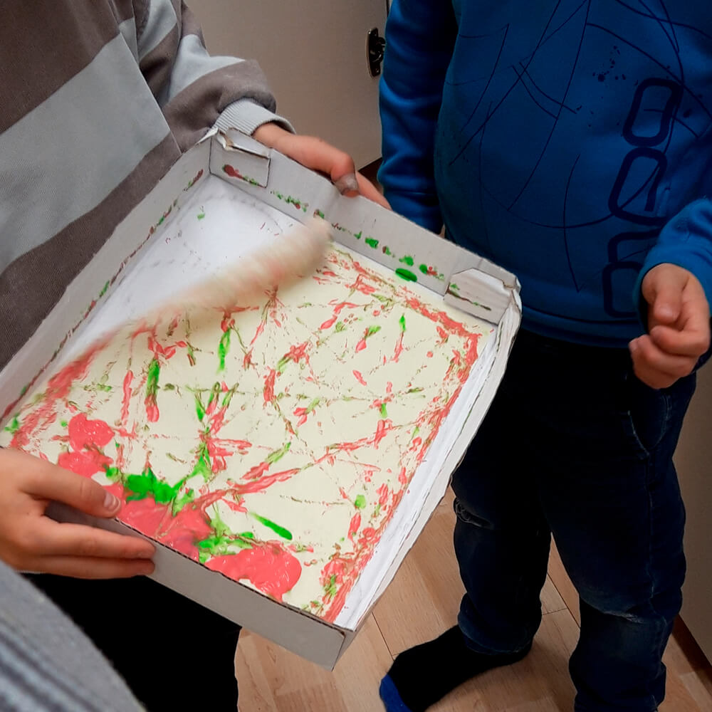 Monatsarbeit Februar - Kugelzauber: Kinder freuen sich über die farbige Kugelspuren im Kartondeckel. Idee von Malen mit Marlies, Fanas (Graubünden)