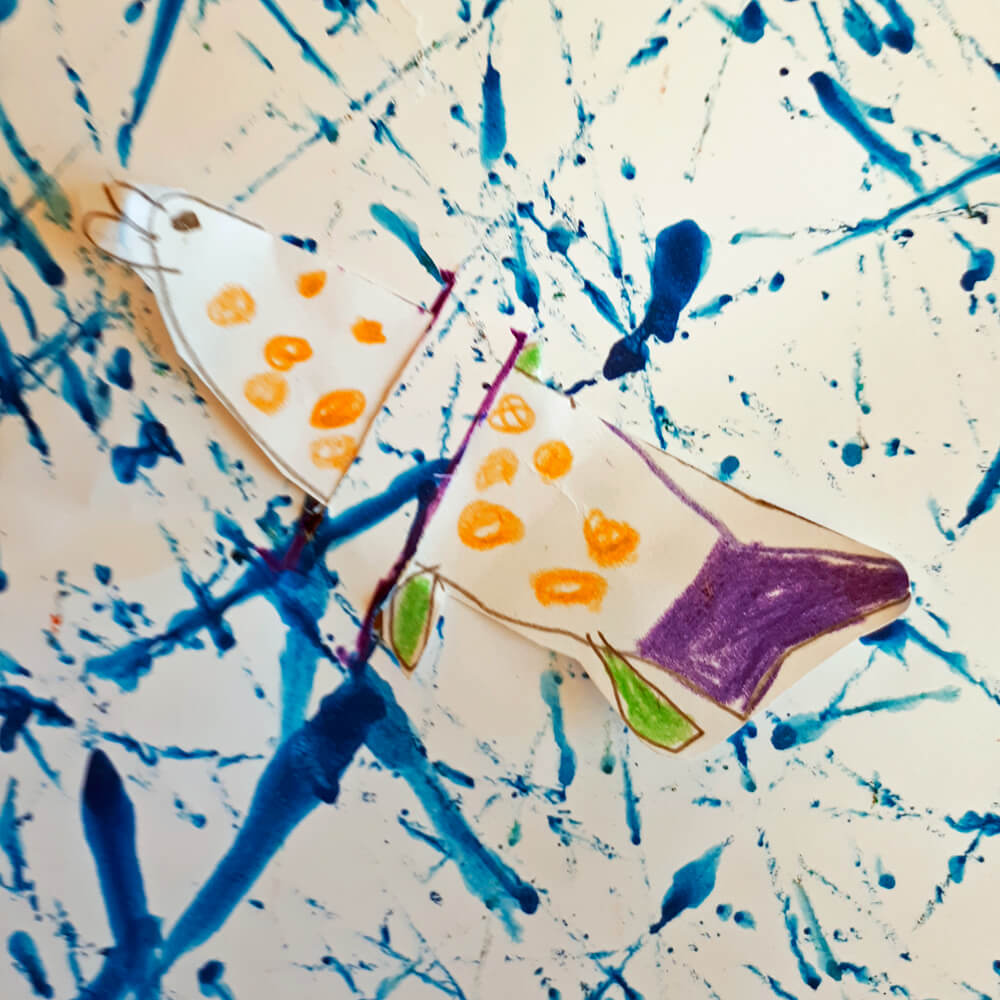 Monatsarbeit Februar - Kugelzauber: Der Fisch ist ein Teil des Kugelspuren-Gemäldes. Idee von Malen mit Marlies, Fanas (Graubünden)